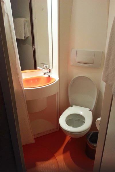 easyhotel habitacion aseo bano lavabo ducha londres
